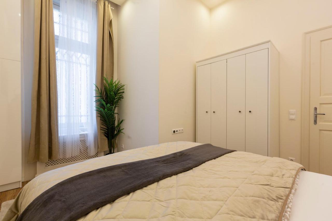 Luxurious Central Apartment In Liszt Ferenc Square Βουδαπέστη Εξωτερικό φωτογραφία